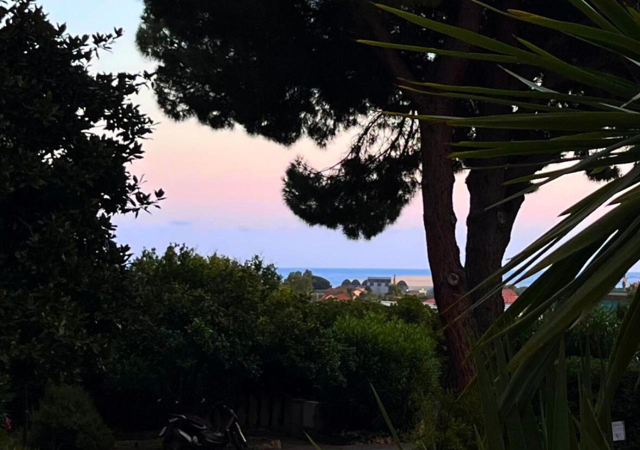 La Luna E Il Falo Ceriale Luaran gambar